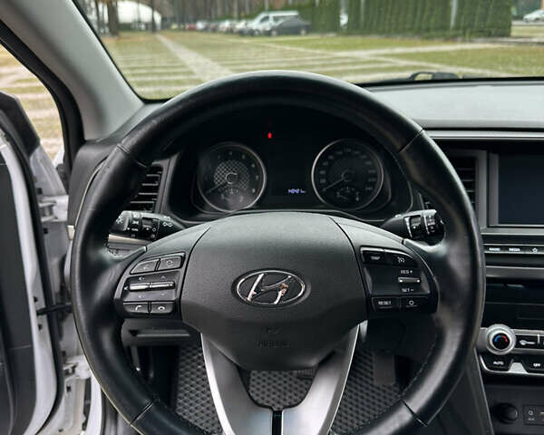 Белый Хендай Элантра, объемом двигателя 1.59 л и пробегом 140 тыс. км за 14500 $, фото 12 на Automoto.ua