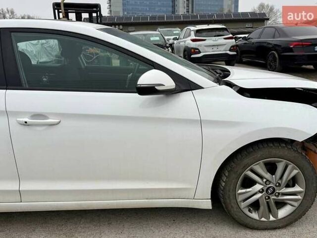 Белый Хендай Элантра, объемом двигателя 2 л и пробегом 164 тыс. км за 9200 $, фото 10 на Automoto.ua