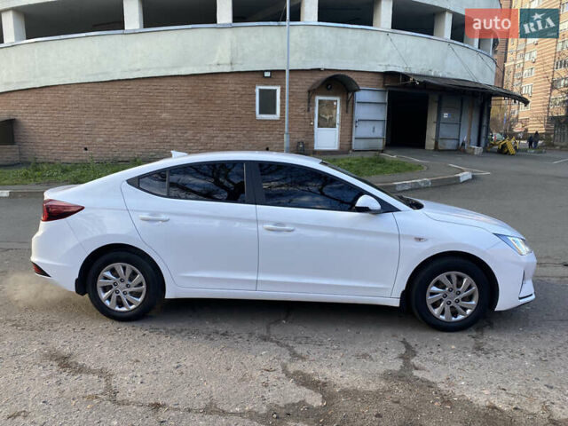 Белый Хендай Элантра, объемом двигателя 1.59 л и пробегом 132 тыс. км за 13500 $, фото 2 на Automoto.ua