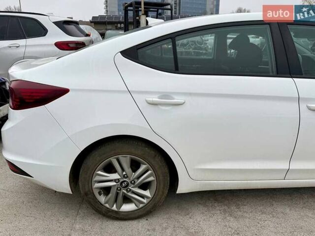 Белый Хендай Элантра, объемом двигателя 2 л и пробегом 164 тыс. км за 9400 $, фото 12 на Automoto.ua