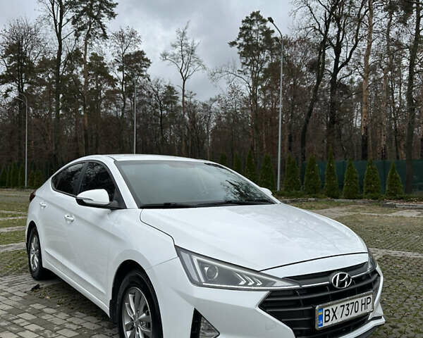 Белый Хендай Элантра, объемом двигателя 1.59 л и пробегом 140 тыс. км за 14500 $, фото 3 на Automoto.ua