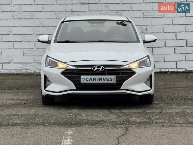 Белый Хендай Элантра, объемом двигателя 1.59 л и пробегом 247 тыс. км за 12500 $, фото 5 на Automoto.ua
