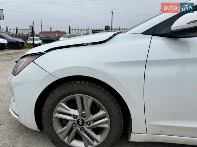 Белый Хендай Элантра, объемом двигателя 2 л и пробегом 164 тыс. км за 9400 $, фото 8 на Automoto.ua