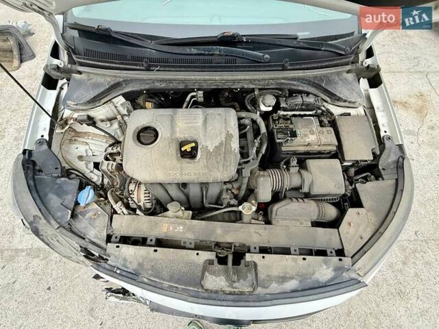 Белый Хендай Элантра, объемом двигателя 2 л и пробегом 164 тыс. км за 9400 $, фото 17 на Automoto.ua