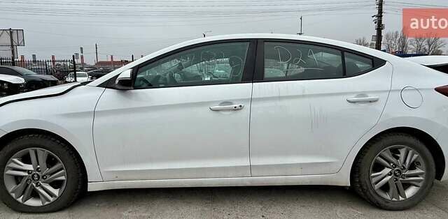 Белый Хендай Элантра, объемом двигателя 2 л и пробегом 164 тыс. км за 9400 $, фото 6 на Automoto.ua