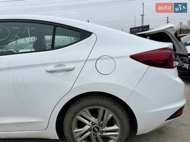 Белый Хендай Элантра, объемом двигателя 2 л и пробегом 164 тыс. км за 9400 $, фото 10 на Automoto.ua