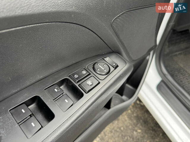 Белый Хендай Элантра, объемом двигателя 1.59 л и пробегом 247 тыс. км за 12500 $, фото 18 на Automoto.ua