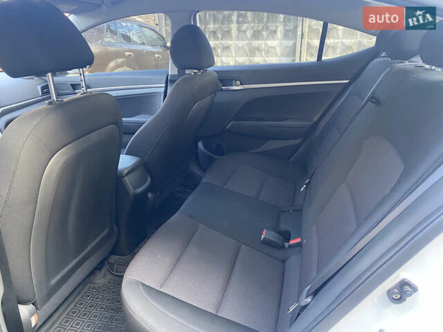 Белый Хендай Элантра, объемом двигателя 1.59 л и пробегом 132 тыс. км за 13500 $, фото 12 на Automoto.ua