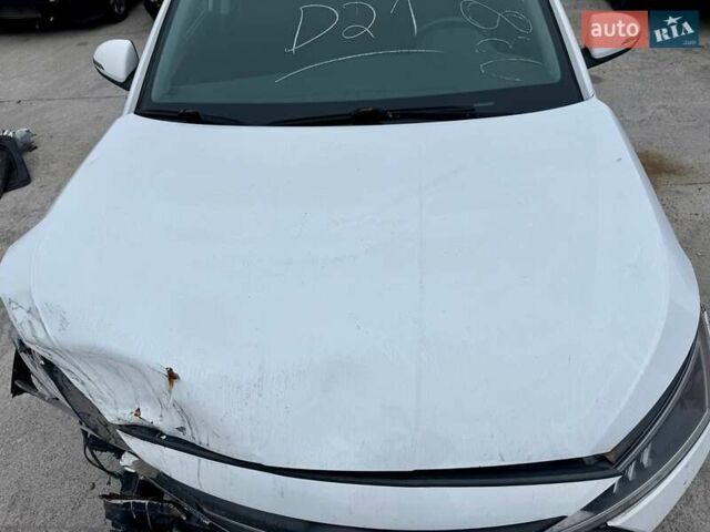 Белый Хендай Элантра, объемом двигателя 2 л и пробегом 164 тыс. км за 9200 $, фото 2 на Automoto.ua