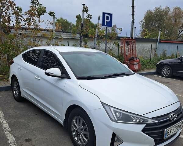 Белый Хендай Элантра, объемом двигателя 1.59 л и пробегом 140 тыс. км за 13900 $, фото 1 на Automoto.ua