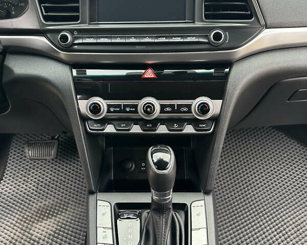 Белый Хендай Элантра, объемом двигателя 1.59 л и пробегом 140 тыс. км за 14500 $, фото 13 на Automoto.ua