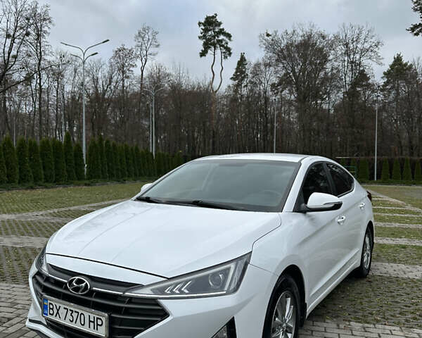 Белый Хендай Элантра, объемом двигателя 1.59 л и пробегом 140 тыс. км за 14500 $, фото 2 на Automoto.ua