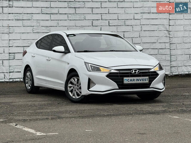 Белый Хендай Элантра, объемом двигателя 1.59 л и пробегом 247 тыс. км за 12500 $, фото 1 на Automoto.ua