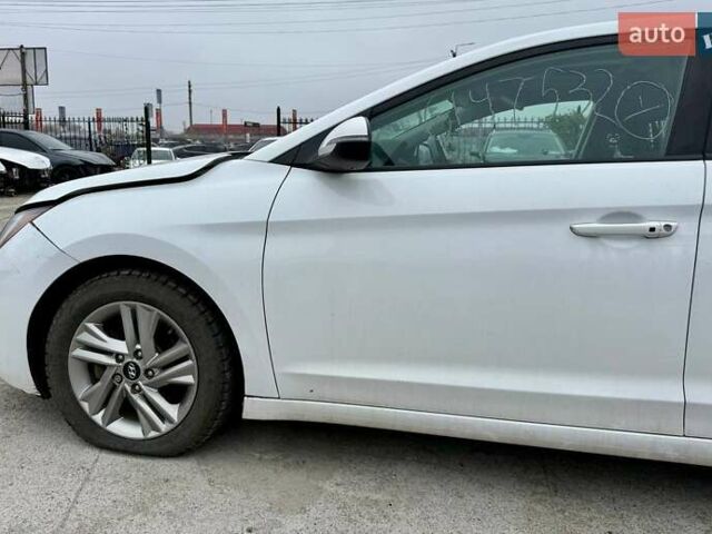 Белый Хендай Элантра, объемом двигателя 2 л и пробегом 164 тыс. км за 9400 $, фото 7 на Automoto.ua