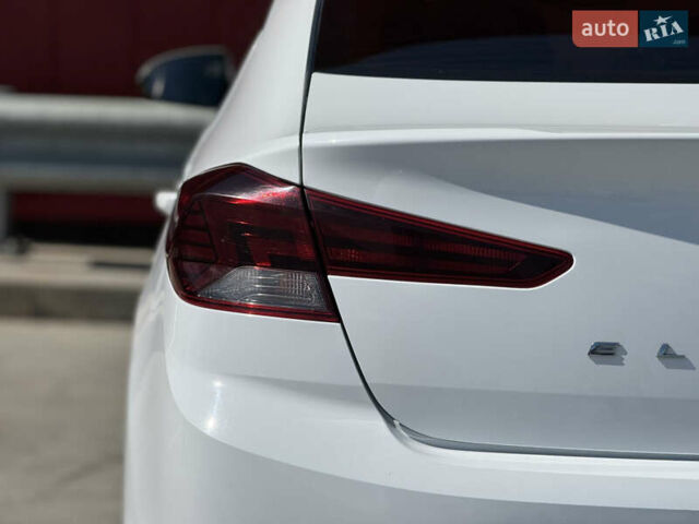 Білий Хендай Елантра, об'ємом двигуна 1.59 л та пробігом 270 тис. км за 12500 $, фото 9 на Automoto.ua