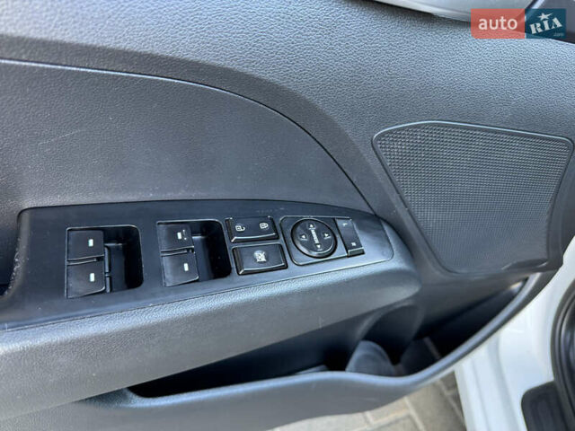 Білий Хендай Елантра, об'ємом двигуна 1.59 л та пробігом 270 тис. км за 12500 $, фото 16 на Automoto.ua