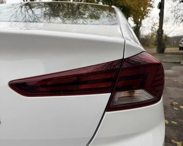 Белый Хендай Элантра, объемом двигателя 2 л и пробегом 96 тыс. км за 13800 $, фото 8 на Automoto.ua