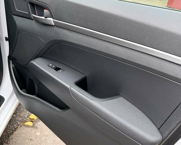 Белый Хендай Элантра, объемом двигателя 2 л и пробегом 96 тыс. км за 13800 $, фото 22 на Automoto.ua