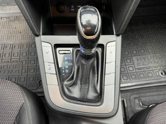 Белый Хендай Элантра, объемом двигателя 1.6 л и пробегом 247 тыс. км за 12500 $, фото 13 на Automoto.ua