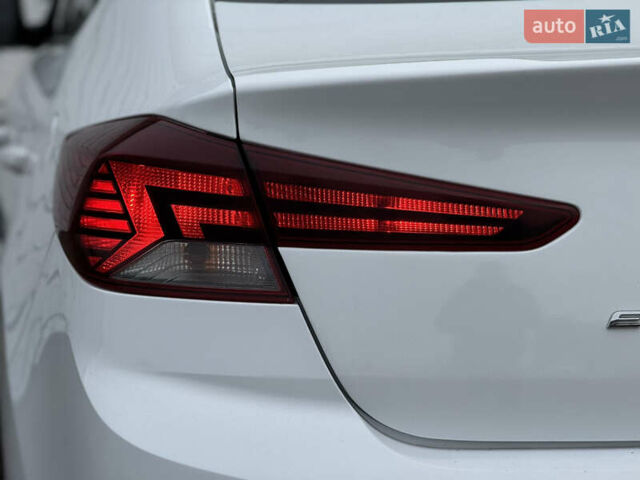 Белый Хендай Элантра, объемом двигателя 1.59 л и пробегом 247 тыс. км за 12500 $, фото 12 на Automoto.ua