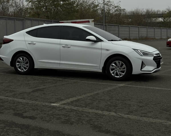 Белый Хендай Элантра, объемом двигателя 1.59 л и пробегом 46 тыс. км за 14000 $, фото 2 на Automoto.ua