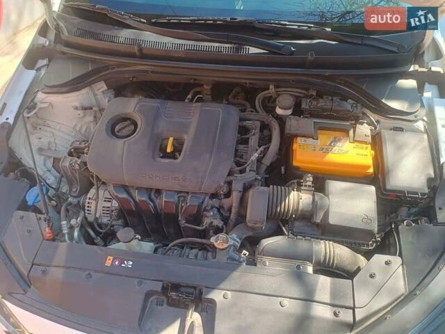 Белый Хендай Элантра, объемом двигателя 2 л и пробегом 77 тыс. км за 15600 $, фото 23 на Automoto.ua