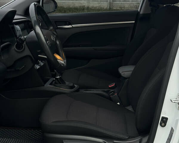 Белый Хендай Элантра, объемом двигателя 1.59 л и пробегом 46 тыс. км за 14000 $, фото 18 на Automoto.ua