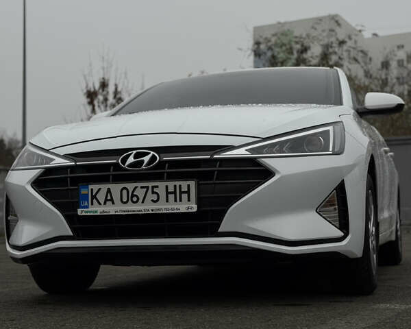 Белый Хендай Элантра, объемом двигателя 1.59 л и пробегом 46 тыс. км за 14000 $, фото 3 на Automoto.ua