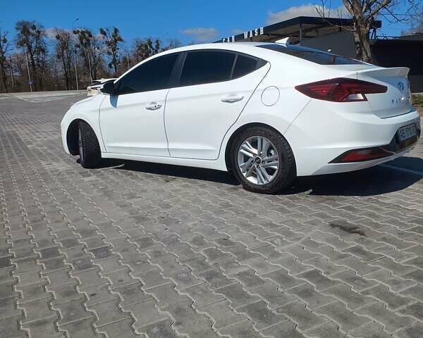 Белый Хендай Элантра, объемом двигателя 2 л и пробегом 77 тыс. км за 15600 $, фото 8 на Automoto.ua
