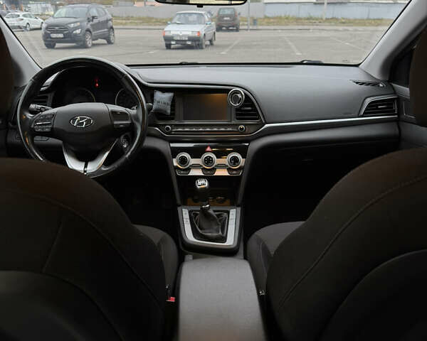 Белый Хендай Элантра, объемом двигателя 1.59 л и пробегом 46 тыс. км за 14000 $, фото 16 на Automoto.ua