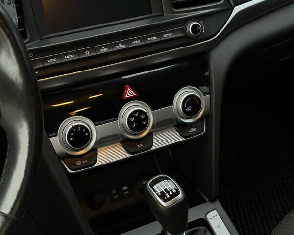 Белый Хендай Элантра, объемом двигателя 1.59 л и пробегом 46 тыс. км за 14000 $, фото 17 на Automoto.ua