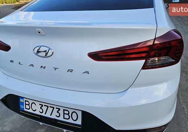 Белый Хендай Элантра, объемом двигателя 2 л и пробегом 71 тыс. км за 16900 $, фото 11 на Automoto.ua