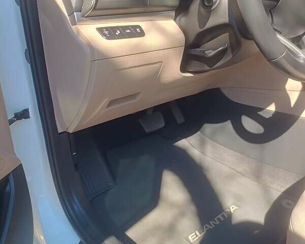 Белый Хендай Элантра, объемом двигателя 2 л и пробегом 77 тыс. км за 15600 $, фото 20 на Automoto.ua