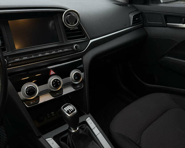 Белый Хендай Элантра, объемом двигателя 1.59 л и пробегом 46 тыс. км за 14000 $, фото 10 на Automoto.ua