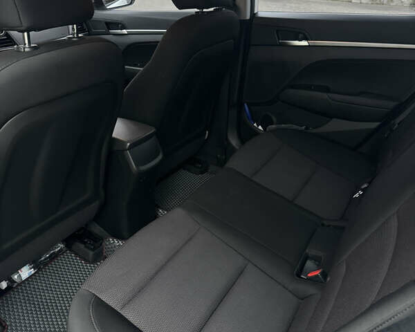 Белый Хендай Элантра, объемом двигателя 1.59 л и пробегом 46 тыс. км за 14000 $, фото 15 на Automoto.ua