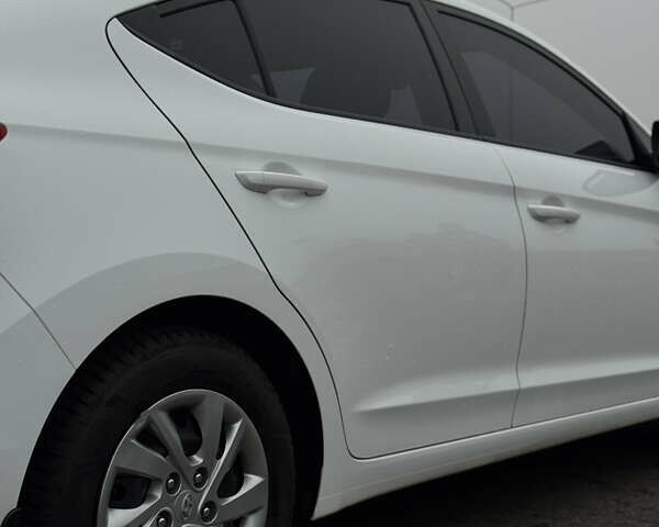 Белый Хендай Элантра, объемом двигателя 1.59 л и пробегом 46 тыс. км за 14000 $, фото 5 на Automoto.ua