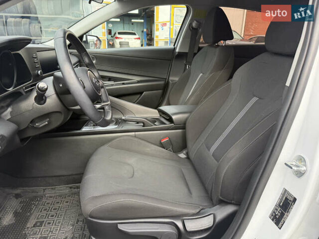 Белый Хендай Элантра, объемом двигателя 1.59 л и пробегом 33 тыс. км за 18000 $, фото 6 на Automoto.ua