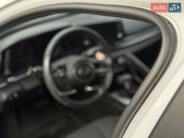 Белый Хендай Элантра, объемом двигателя 1.59 л и пробегом 33 тыс. км за 18000 $, фото 5 на Automoto.ua