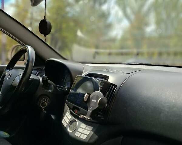 Бежевий Хендай Елантра, об'ємом двигуна 1.59 л та пробігом 300 тис. км за 6000 $, фото 2 на Automoto.ua