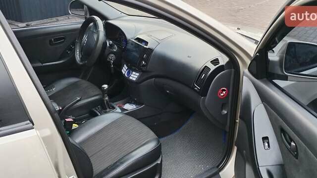 Хендай Элантра 2008 в Киеве на Automoto.ua Бежевый Хендай Элантра, объемом двигателя 1.59 л и пробегом 279 тыс. км за 6000 $, фото 7 на Automoto.ua