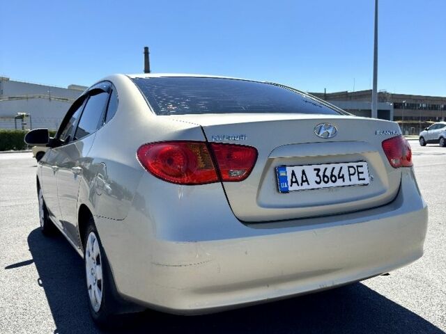 Бежевый Хендай Элантра, объемом двигателя 1.6 л и пробегом 285 тыс. км за 5700 $, фото 3 на Automoto.ua