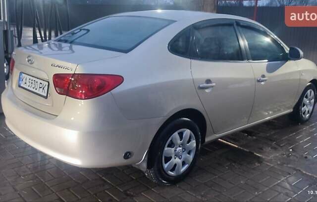 Бежевый Хендай Элантра, объемом двигателя 1.59 л и пробегом 220 тыс. км за 4800 $, фото 3 на Automoto.ua