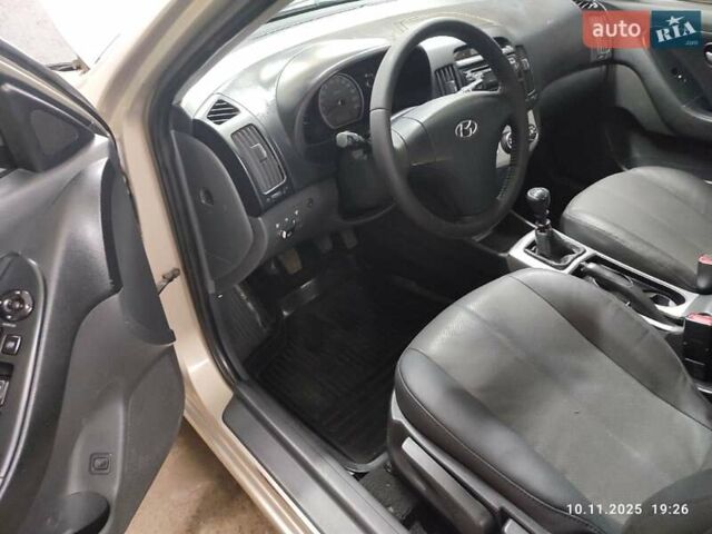 Бежевый Хендай Элантра, объемом двигателя 1.59 л и пробегом 220 тыс. км за 4800 $, фото 4 на Automoto.ua