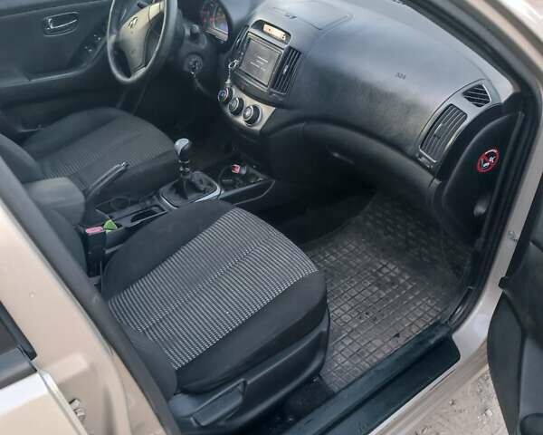 Хендай Елантра 2010 у Дніпро (Дніпропетровську) на Automoto.ua Бежевий Хендай Елантра, об'ємом двигуна 1.59 л та пробігом 220 тис. км за 6500 $, фото 2 на Automoto.ua