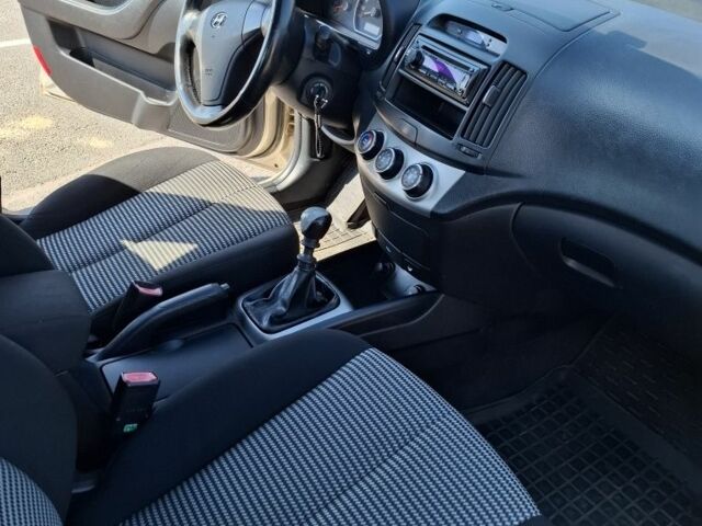 Бежевый Хендай Элантра, объемом двигателя 1.6 л и пробегом 154 тыс. км за 5900 $, фото 5 на Automoto.ua