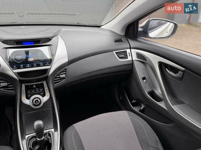 Бежевий Хендай Елантра, об'ємом двигуна 1.6 л та пробігом 185 тис. км за 9850 $, фото 23 на Automoto.ua