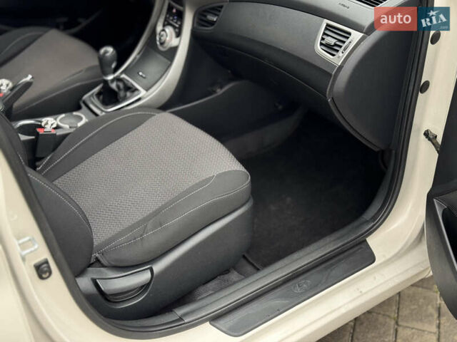 Бежевий Хендай Елантра, об'ємом двигуна 1.6 л та пробігом 185 тис. км за 9850 $, фото 16 на Automoto.ua