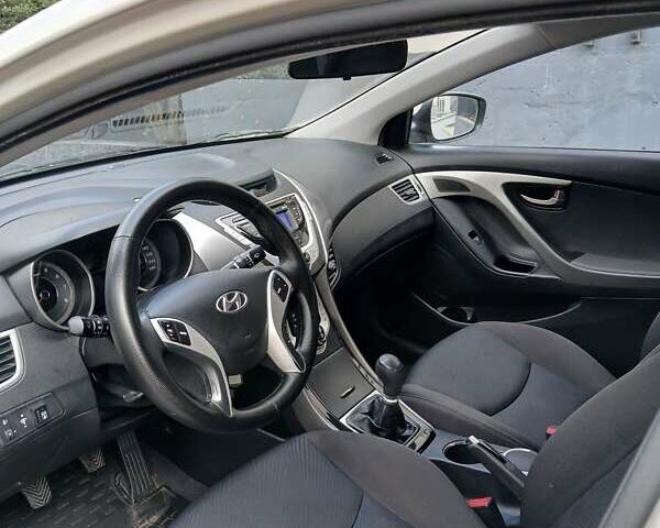Бежевый Хендай Элантра, объемом двигателя 1.59 л и пробегом 179 тыс. км за 8900 $, фото 4 на Automoto.ua