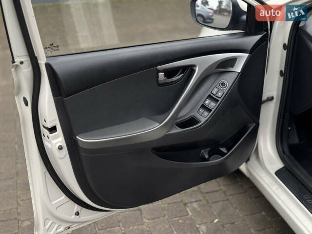 Бежевий Хендай Елантра, об'ємом двигуна 1.6 л та пробігом 185 тис. км за 9850 $, фото 25 на Automoto.ua