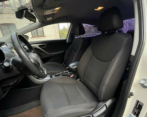 Хендай Элантра 2013 в Голованевске на Automoto.ua Бежевый Хендай Элантра, объемом двигателя 1.6 л и пробегом 130 тыс. км за 9900 $, фото 15 на Automoto.ua